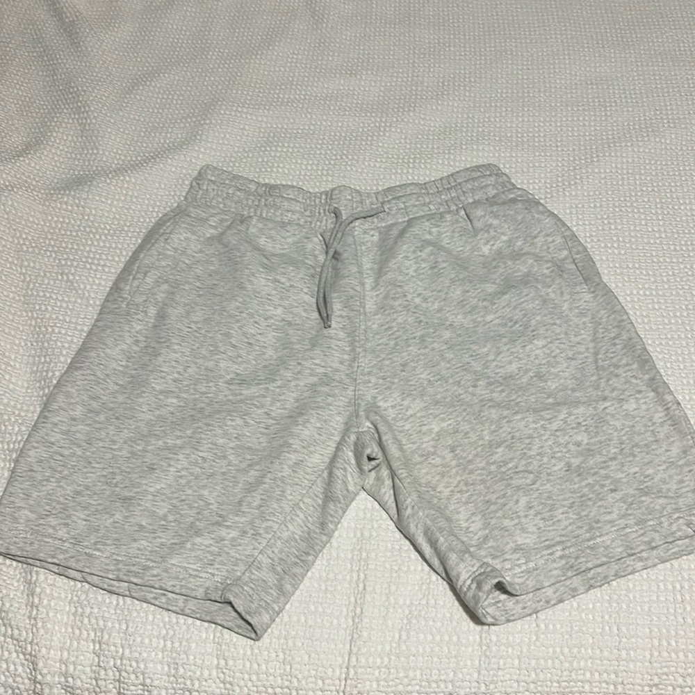H&M (DIVIDED)
SWEAT SHORTS
SIZE XL